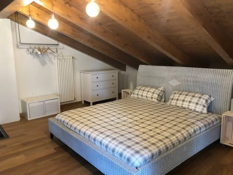 Zona notte accogliente e silenziosa presso Casa di Miele, casa vacanze a Pinerolo con sauna e giardino