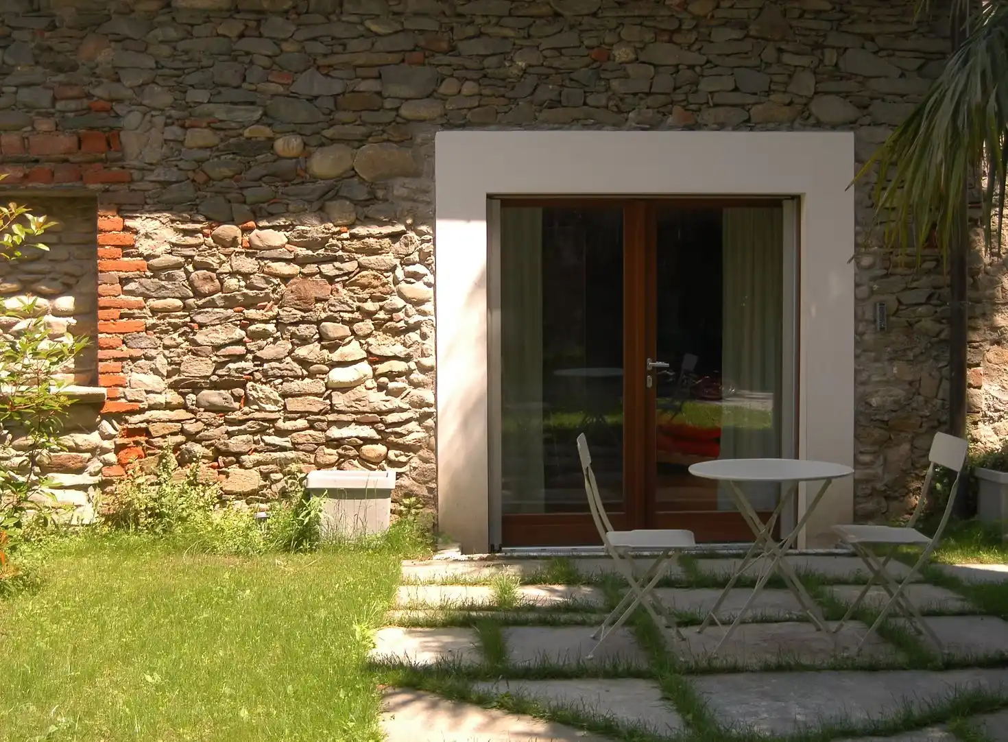 Area relax all'aperto nel verde di Casa di Miele, la tua casa vacanze a Pinerolo con sauna e giardino