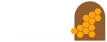 Logo bianco di casa di miele, la tua casa vacanze a Pinerolo con sauna e giardino privato