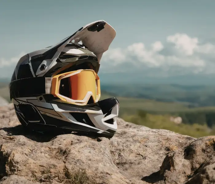 dettaglio casco percorsi MTB e trekking Dettaglio di un casco da mountain bike pronto per esplorare le migliori escuriosni e percorsi MTB Pinerolo e Val Chisone