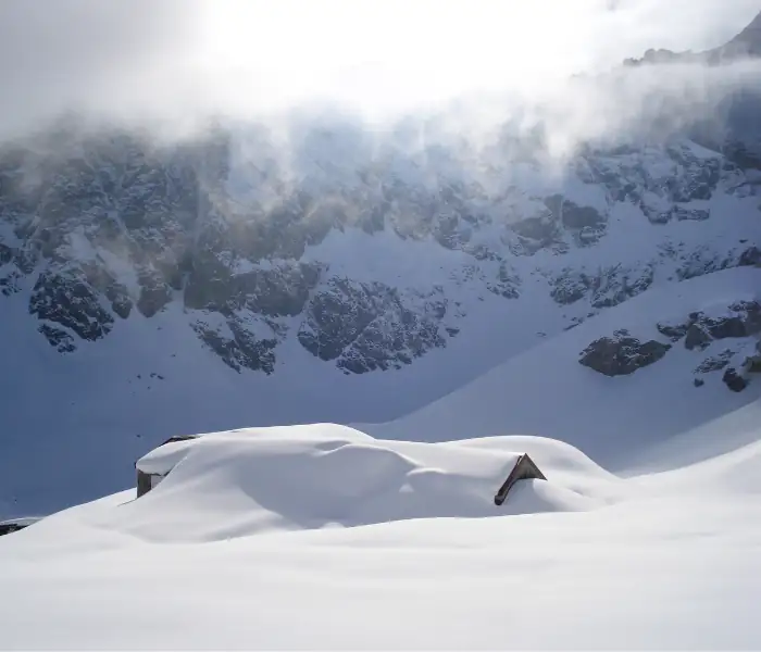 Uno scorcio innevato e silenzioso dell'alta montagna, il paesaggio autentico che ti aspetta scegliendo dove dormire vicino alle valli Chisone e Germanasca